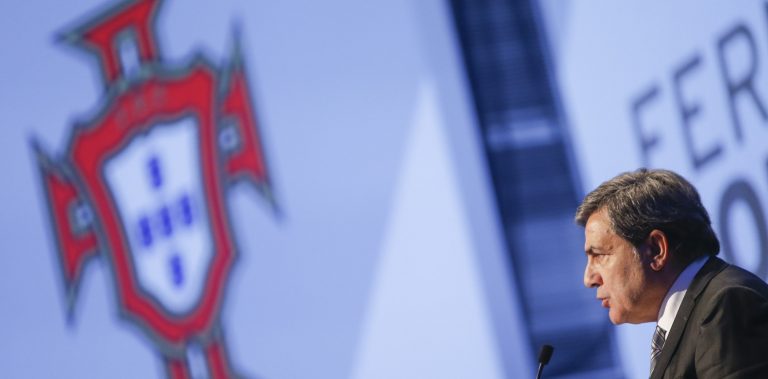 De falta de vassouras está o futebol cheio