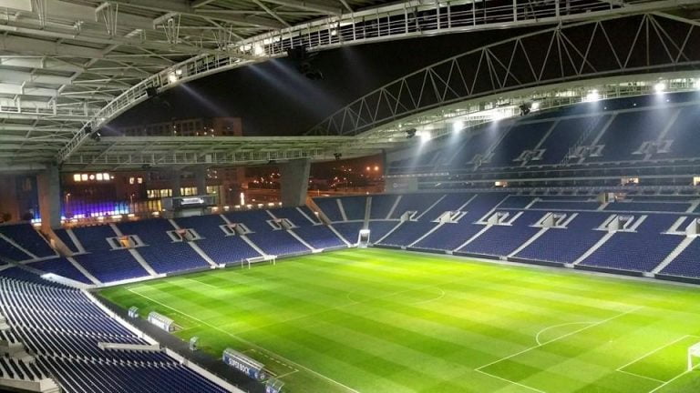 FC Porto 2-0 Penafiel : Pena (um público pouco) Fiel
