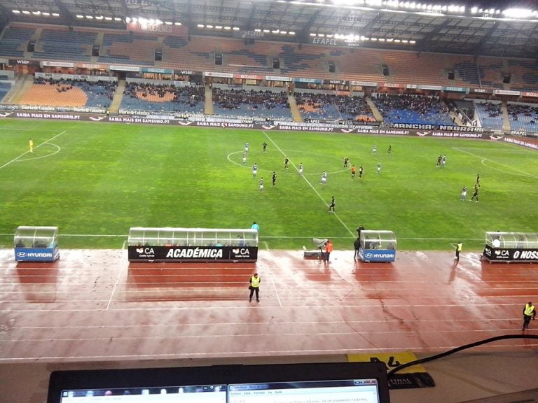 Académica de Coimbra 4-3 CF “Os Belenenses”: Trigueira elevado a Santo durante um hino ao futebol