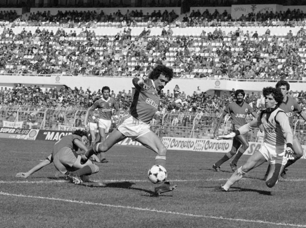 Minervino Pietra afirmou-se no SL Benfica como um dos melhores laterais de sempre