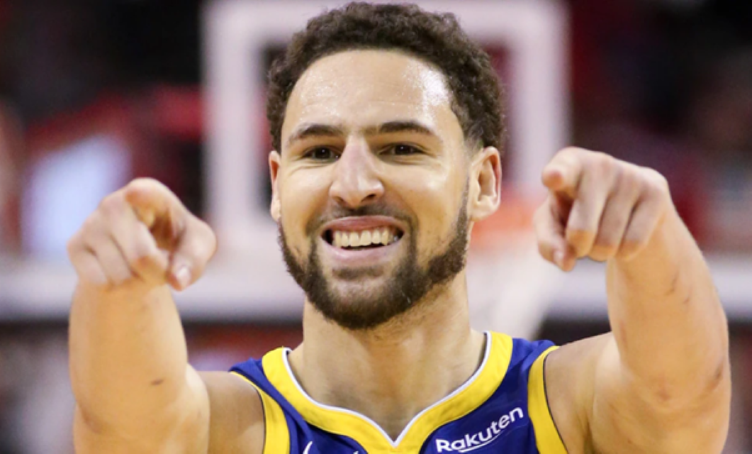 Klay Thompson a sorrir para a câmara