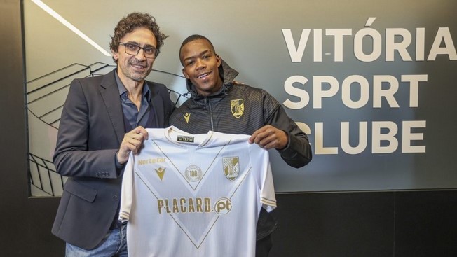 Nnachi assina por Vitória SC