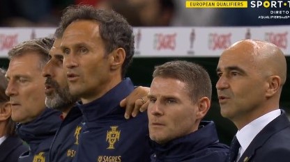 Roberto Martínez canta o hino