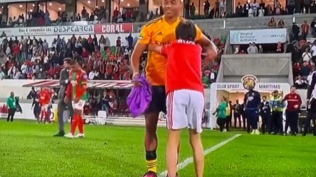 David Neres dá a camisola