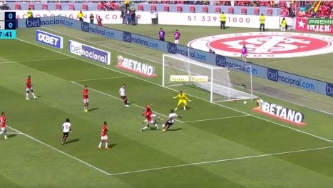 Gerson marca golo pelo Flamengo contra o Internacional