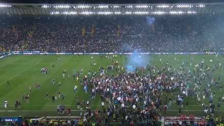 Adeptos do Napoli invadem o campo