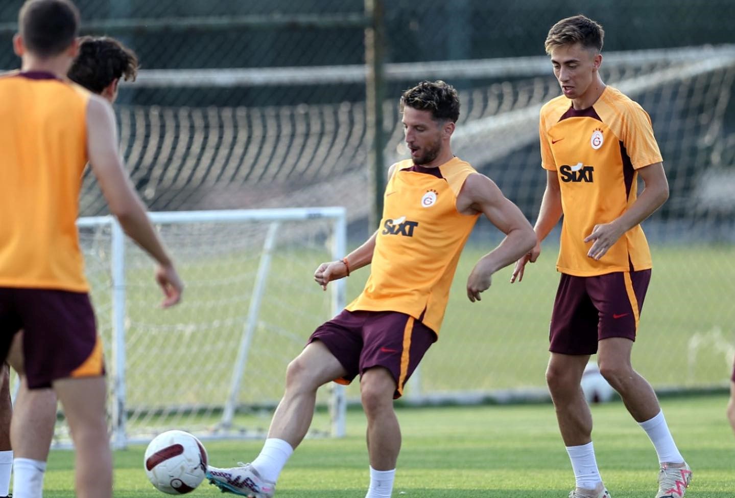 Jogadores do Galatasaray a treinar Dries Mertens