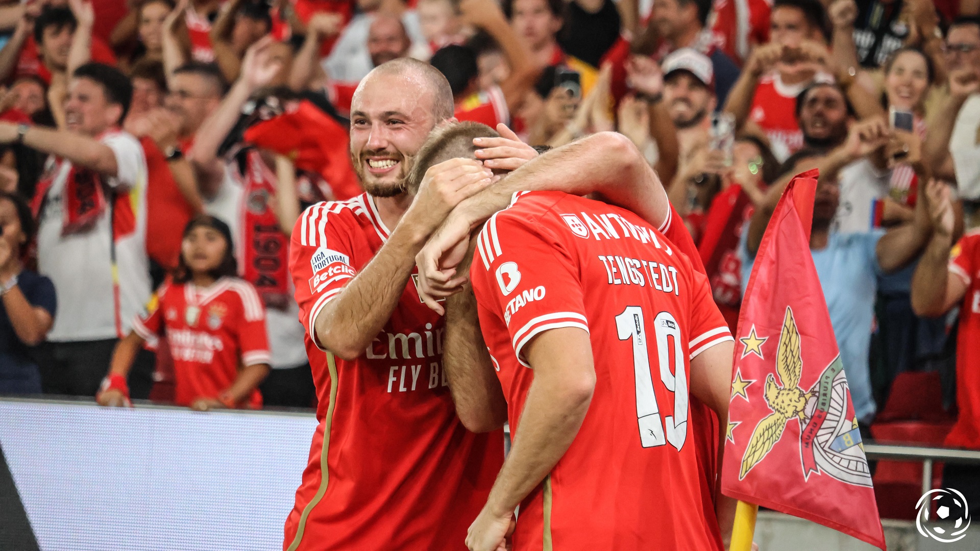 Fredrik Aursnes e Casper Tengstedt celebram o primeiro golo do SL Benfica contra o CF Estrela da Amadora