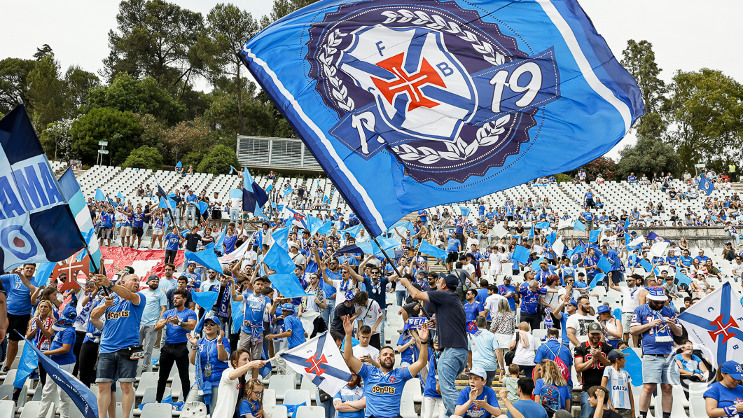 Os adeptos do Belenenses presentes na final da Liga 3, no Jamor.