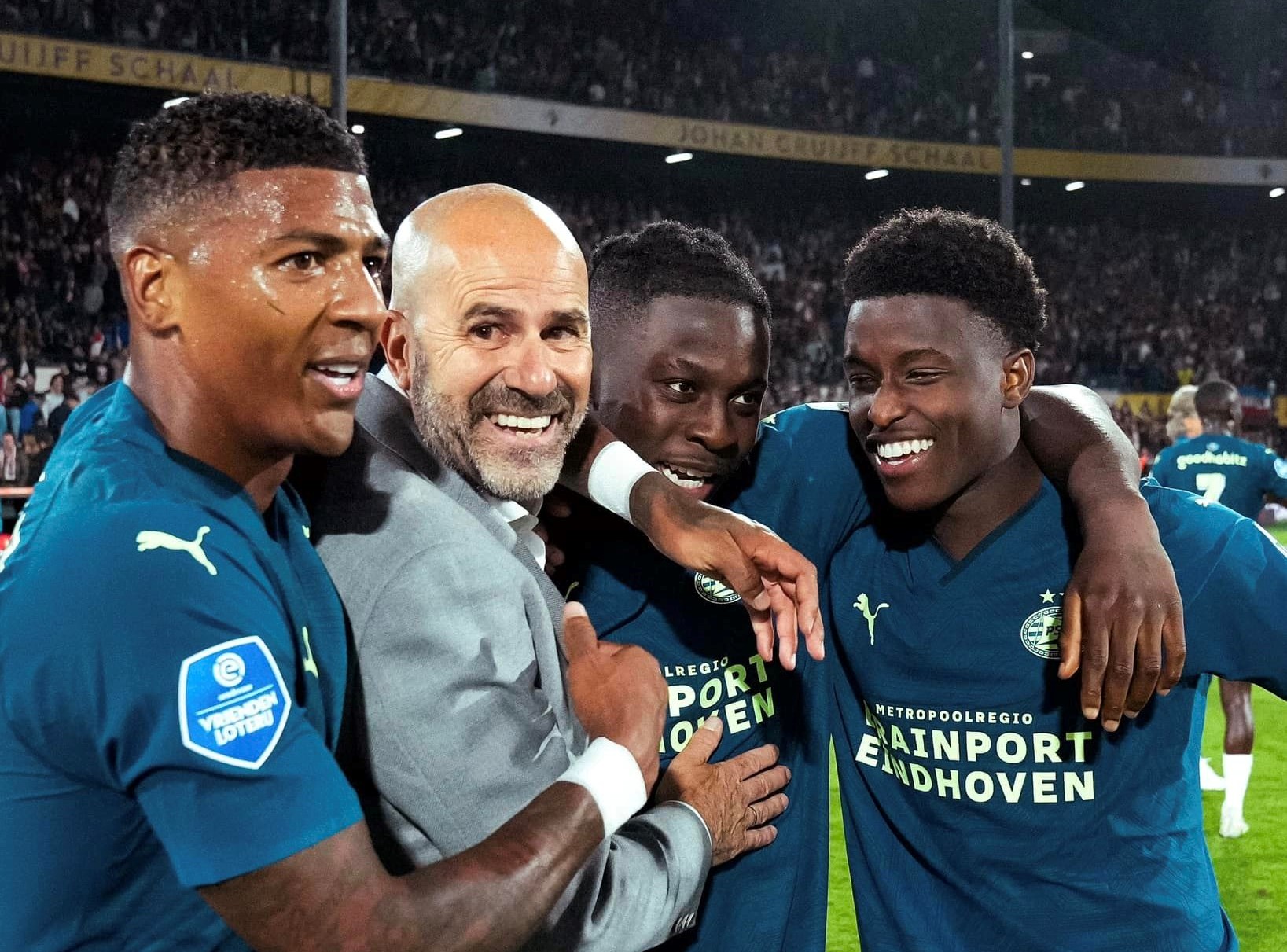 Jogadores do PSV a celebrar conquista da Supertaça