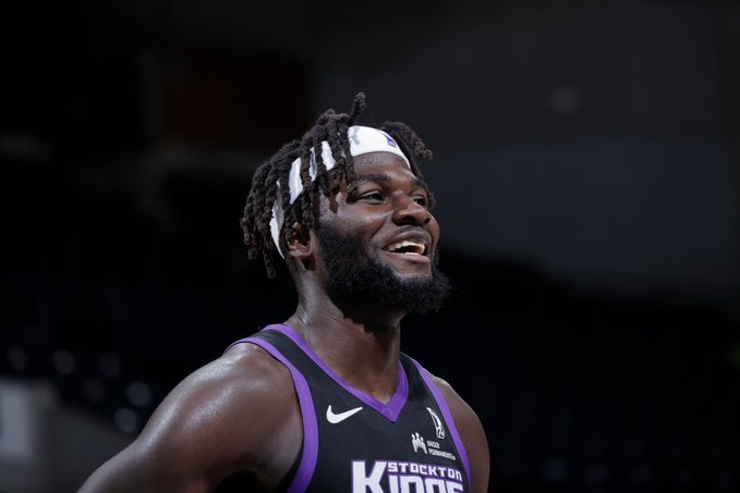 Neemias Queta renova com os Sacramento Kings