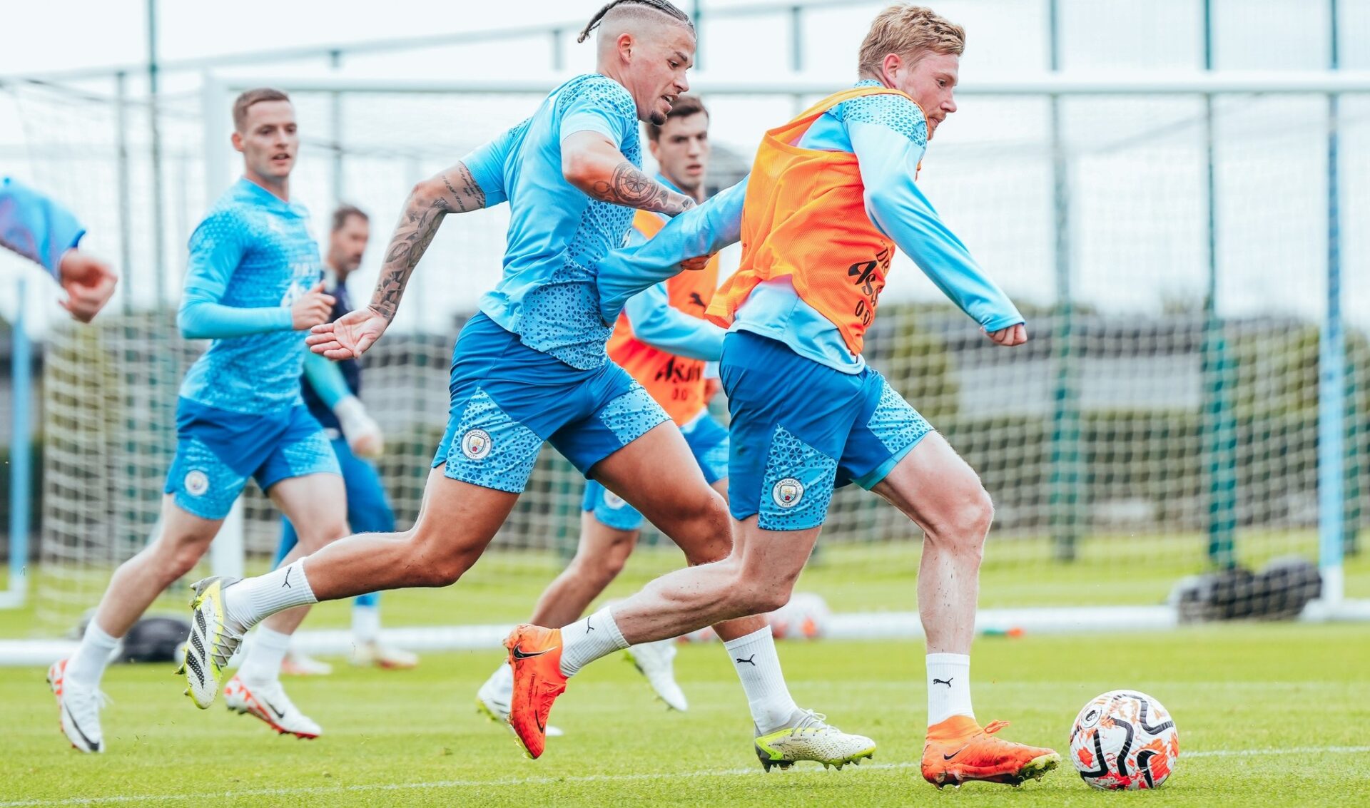 Jogadores do Manchester City a treinar. Kevin de Bruyne e Kalvin Philips
