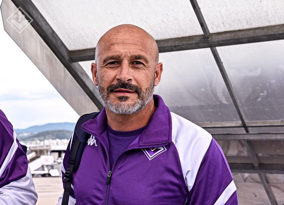Vicenzo Italiano a sair de avião com jogadores da Fiorentina