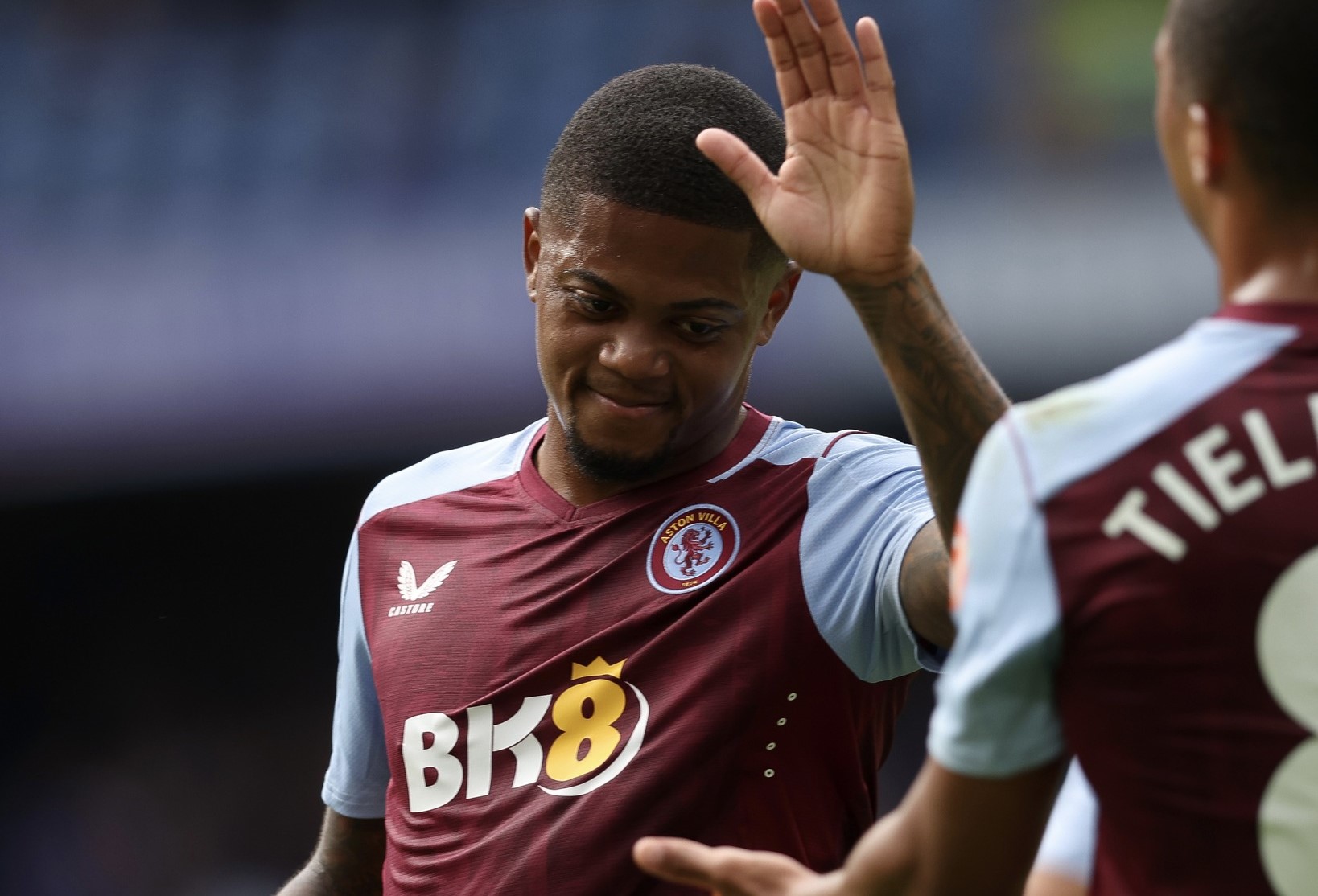 atletas do Aston Villa a celebrar Tielemeans