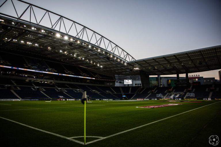 Médio que terminou contrato com o FC Porto perto do PAOK