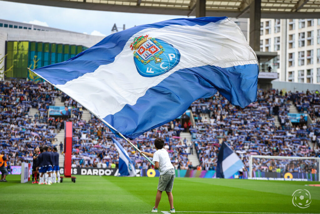 Criança com a bandeira do FC Porto no Estádio do Dragão