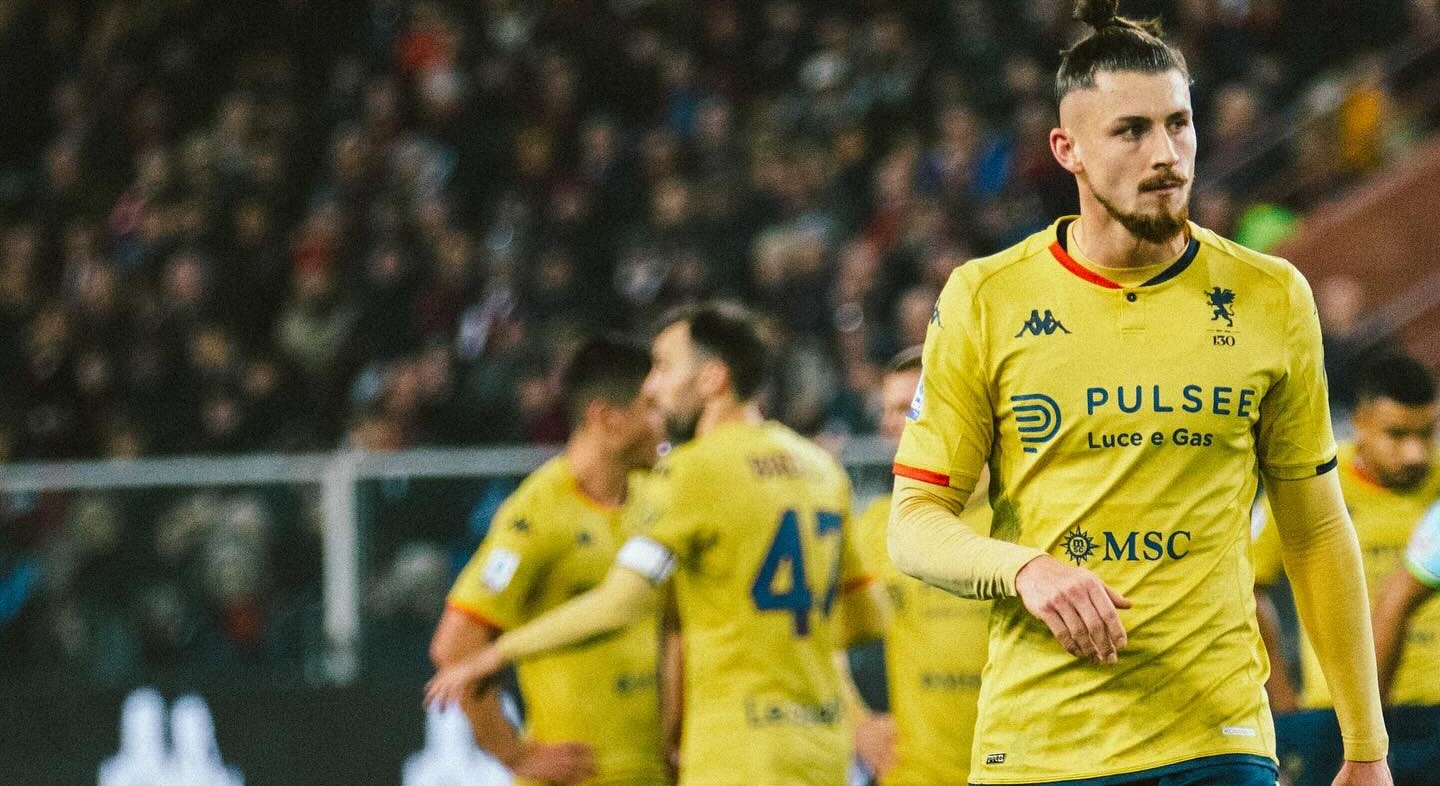 Rade Dragusin e outros jogadores do Genoa CFC