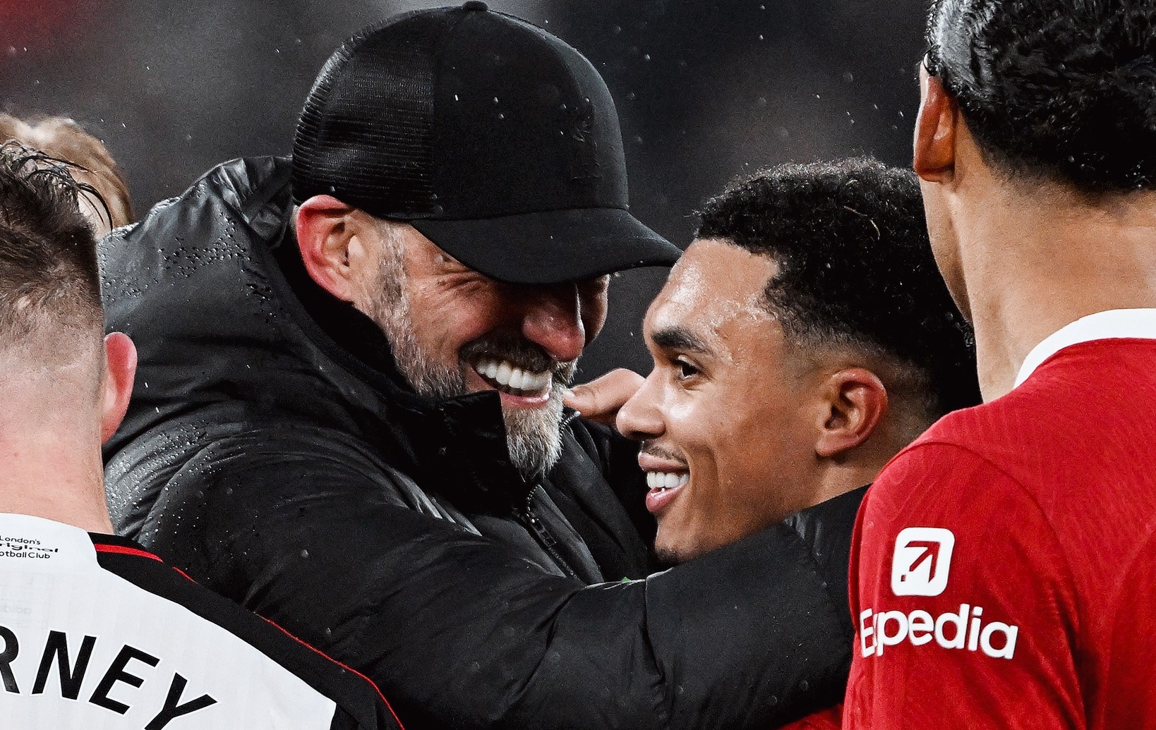 Klopp e jogadores do Liverpool celebram