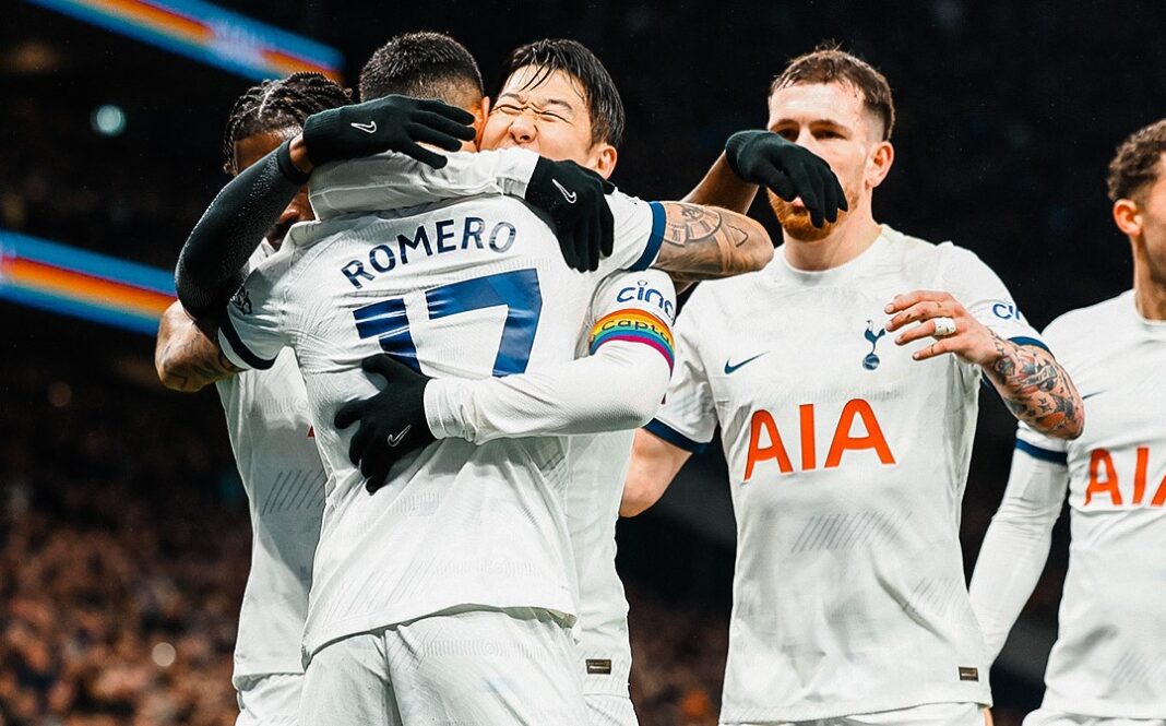 Atletas do Tottenham celebram golo