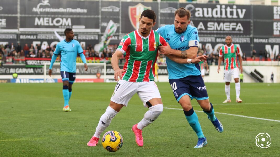 Samu e Gistavo Henrique disputam a bola no Estrela da Amadora x Vizela