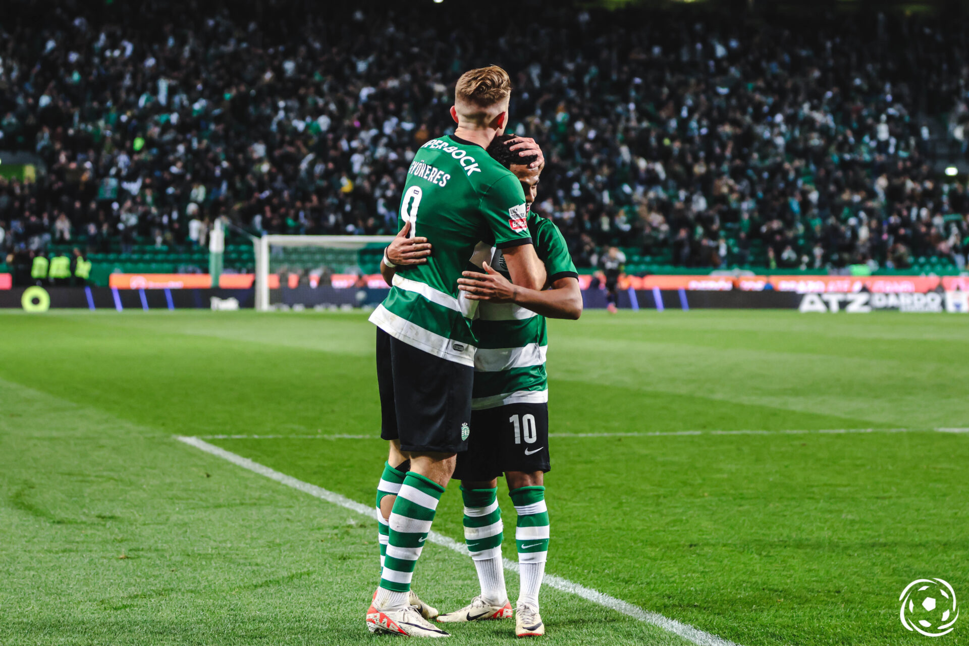 Marcus Edwards e Viktor Gyokeres celebram golo do Sporting