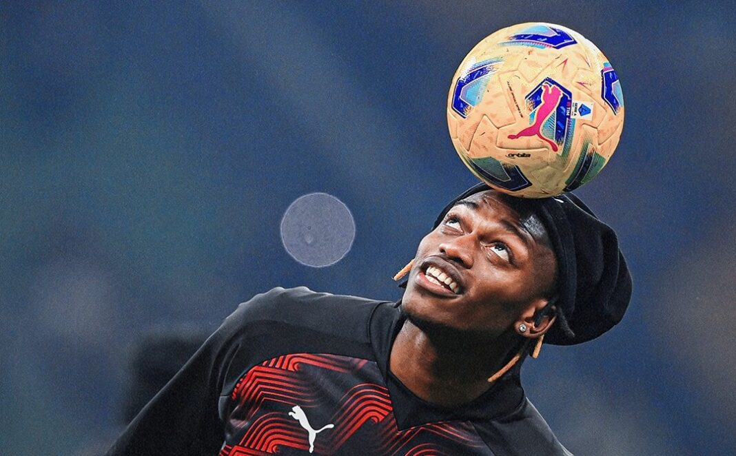 Rafael Leão a aquecer no AC Milan x AS Roma