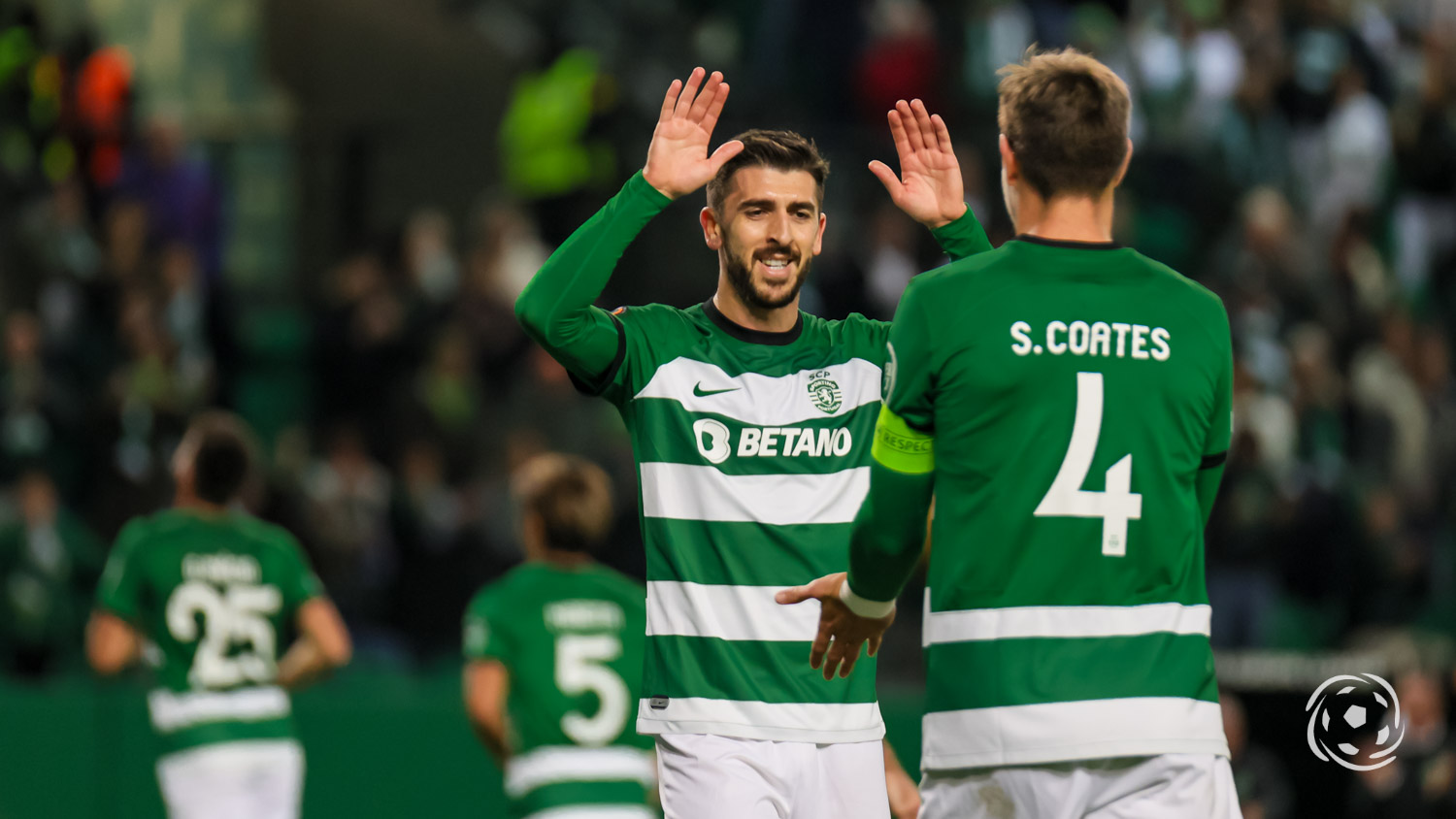 Jogadores do Sporting celebram golo