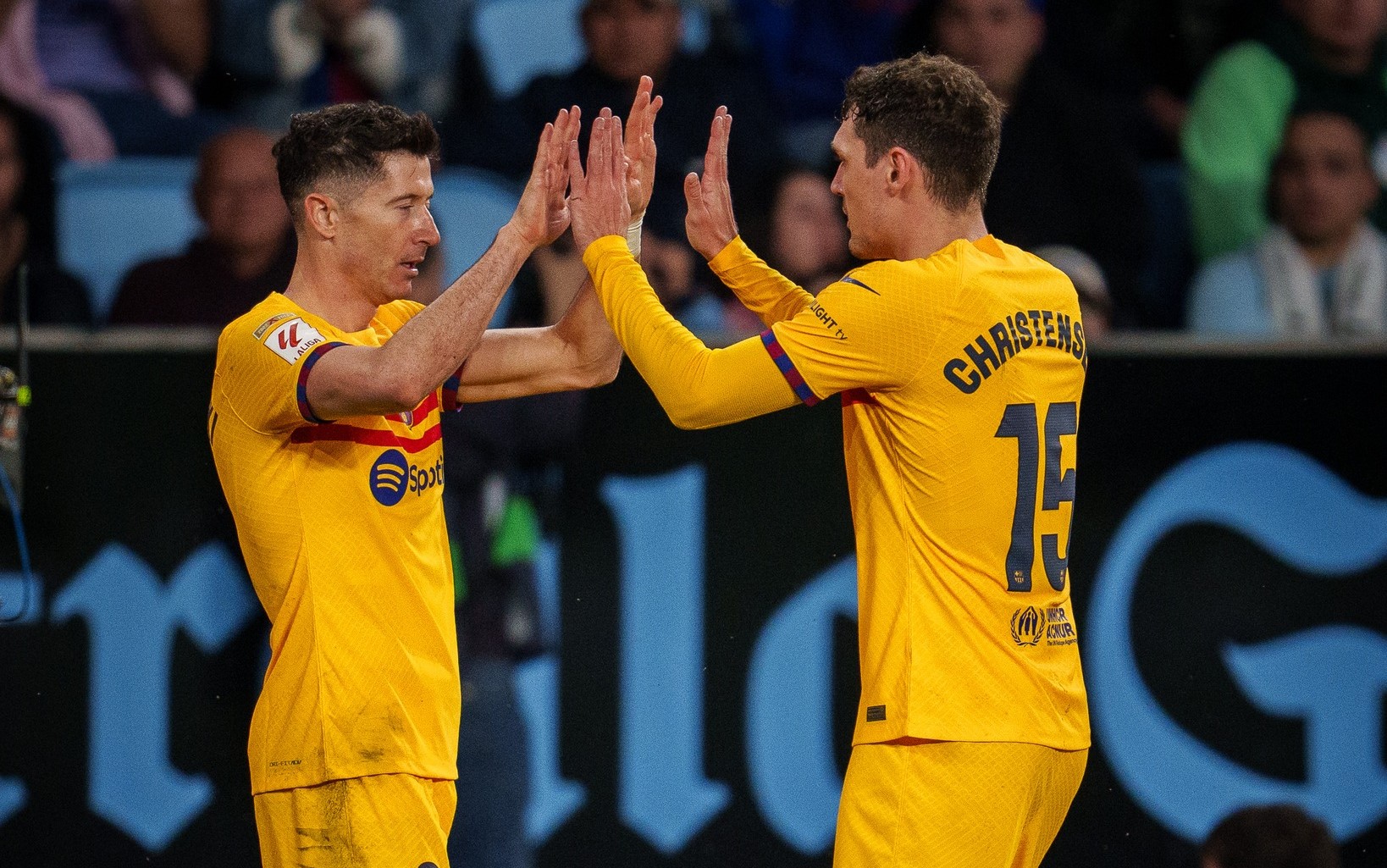 Atletas do Barcelona a celebrar golo