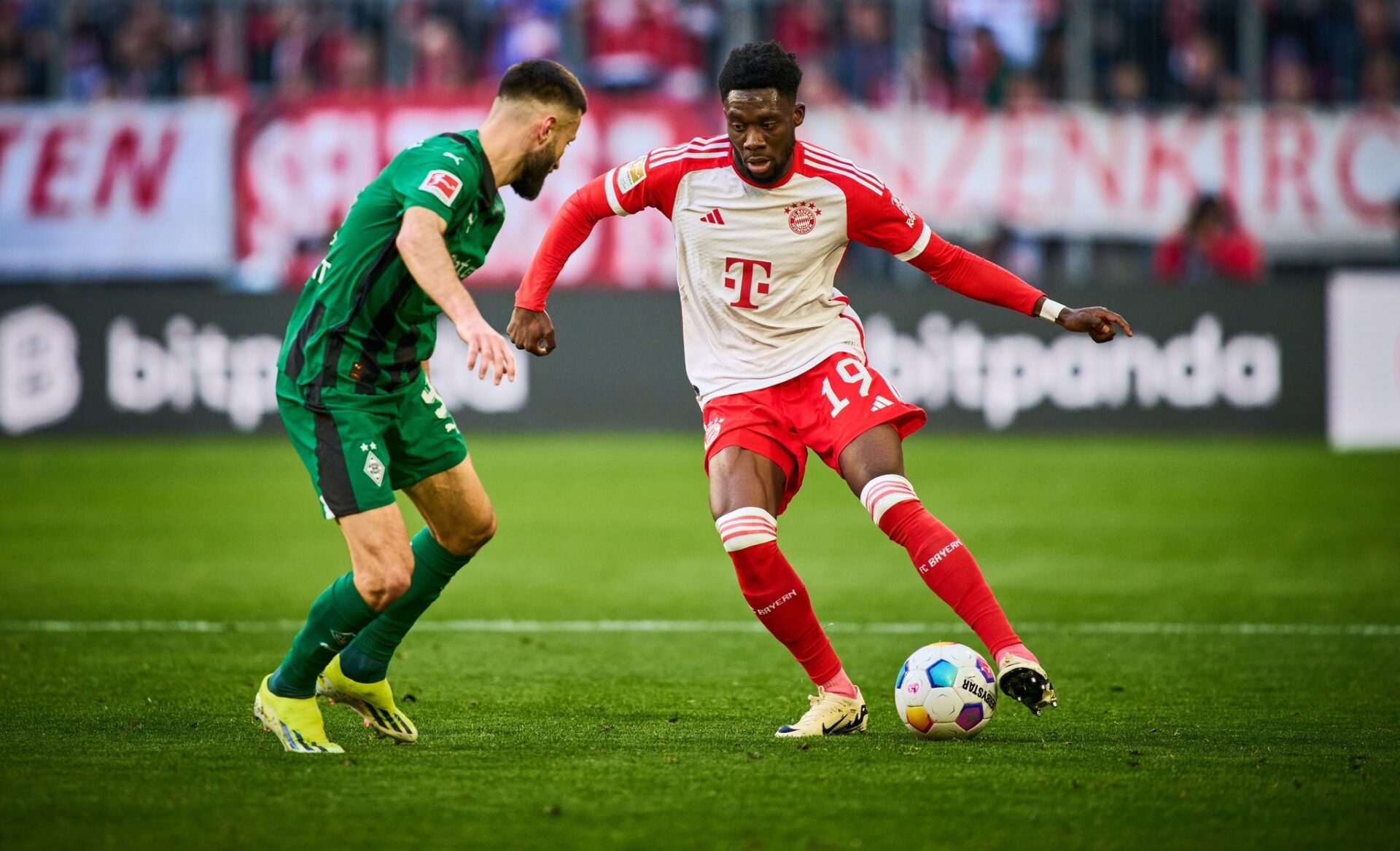 Alphonso Davies a jogar pelo Bayern Munique