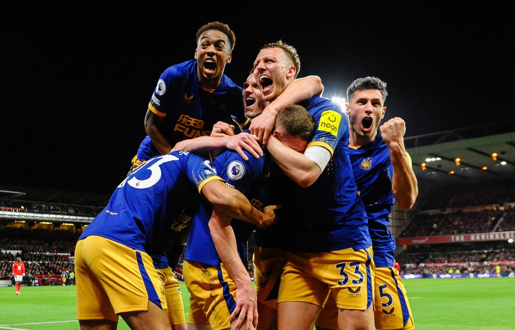 Jogadores do Newcastle a celebrar golo