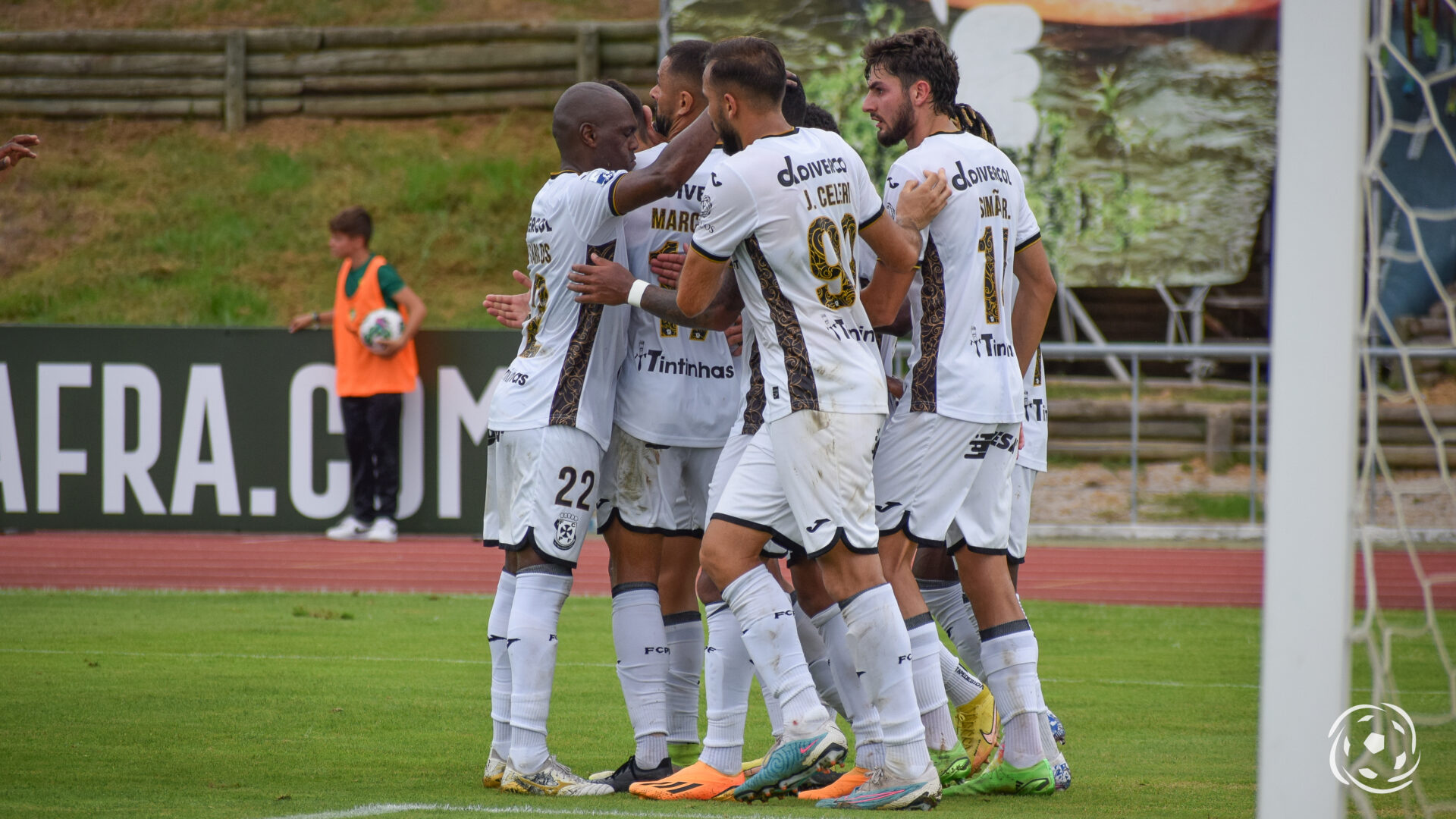 Atletas do Paços de Ferreira a celebrarem golo