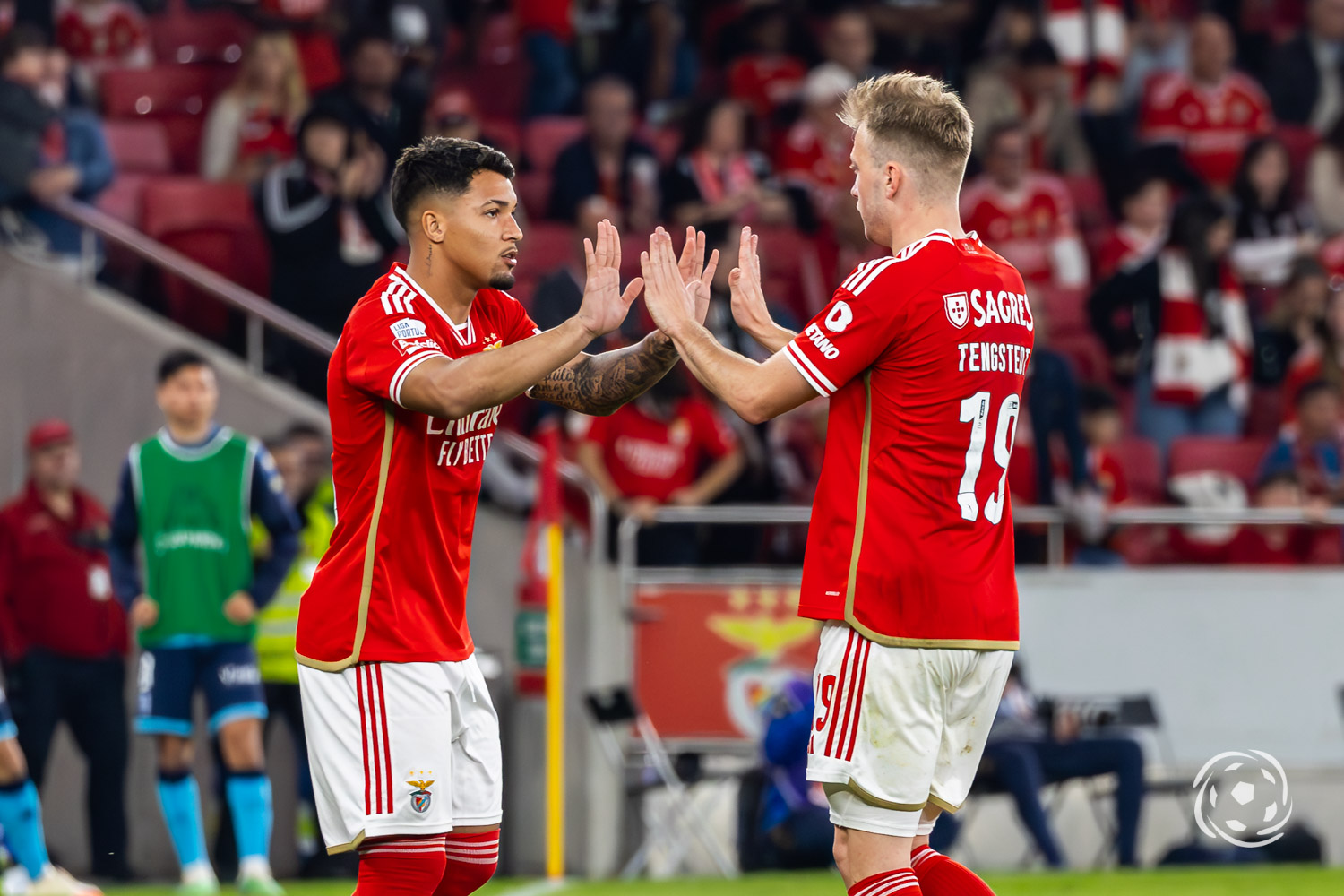 Marcos Leonardo e Casper Tengstedt no jogo entre o Benfica e o Vizela