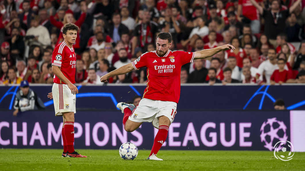 Orkun Kokçu e João Neves no jogo entre o Benfica e o RB Salzburgo