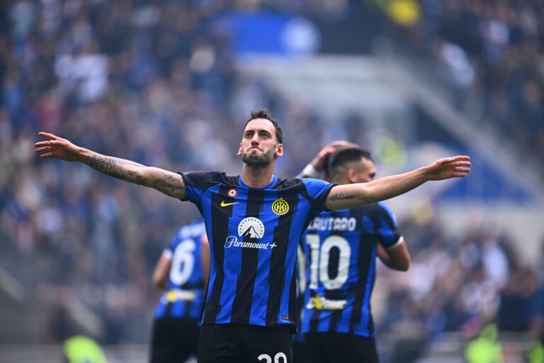 Hakan Çalhanoglu quer sair do Inter Milão e já escolheu o destino para a próxima temporada