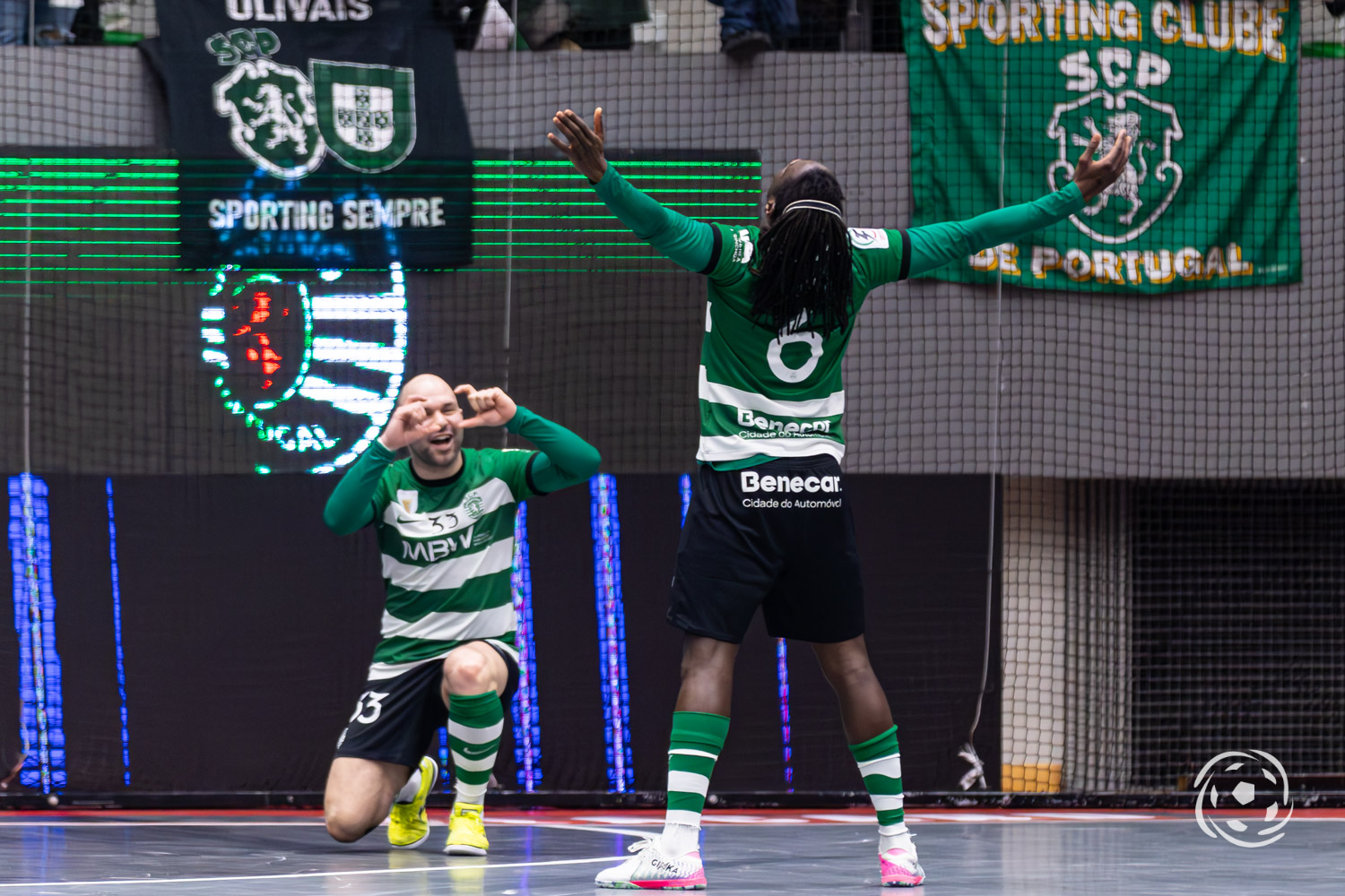 Jogadores celebram golo do Sporting