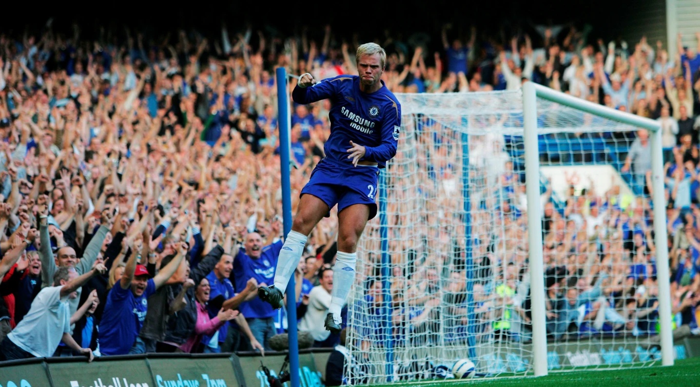 Eidur Gudjohnsen celebra um golo pelo Chelsea