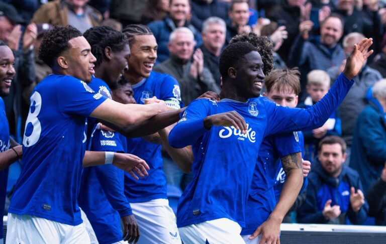 Everton oficializa renovação de Michael Keane até 2026