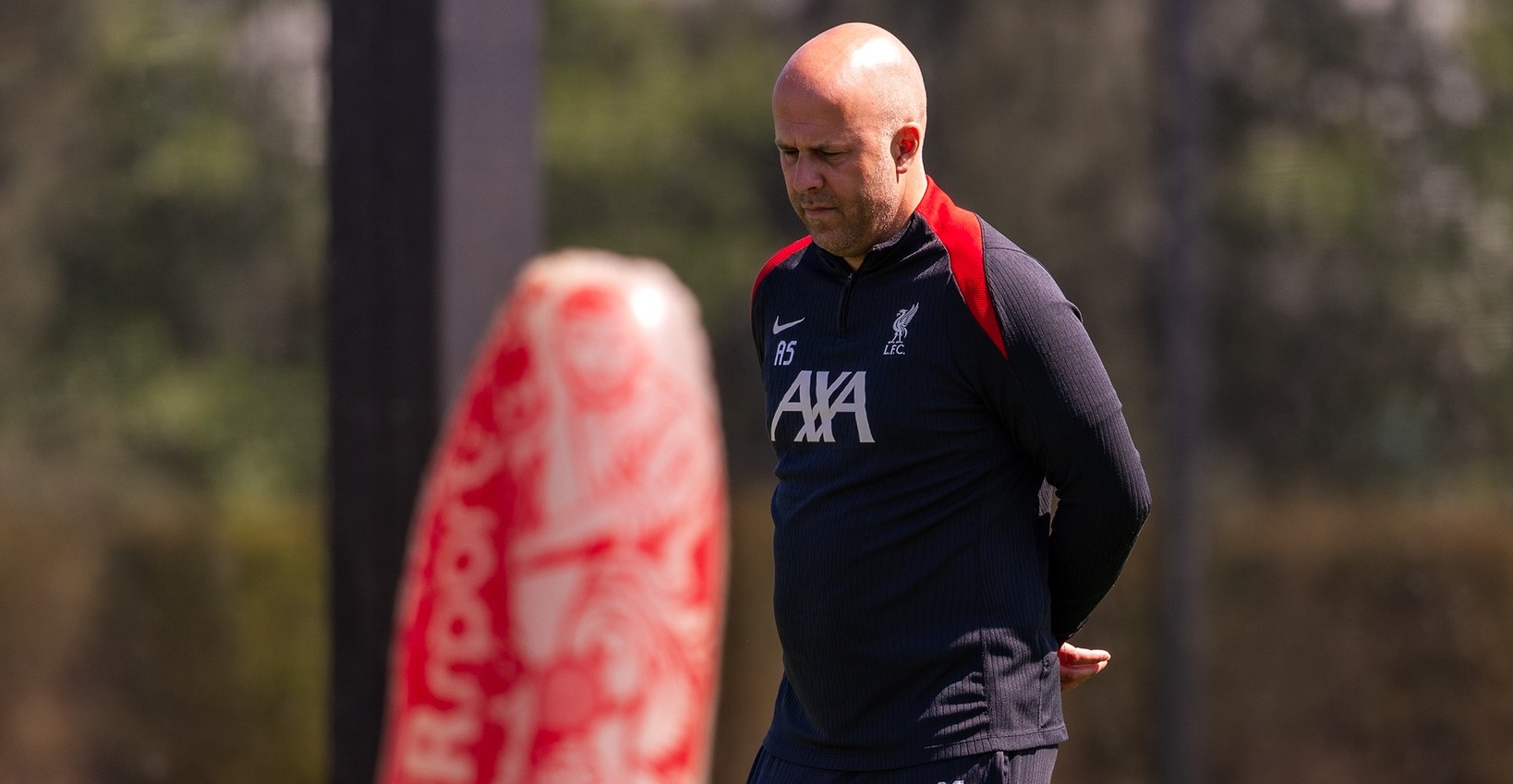 Arne Slot no treino do Liverpool