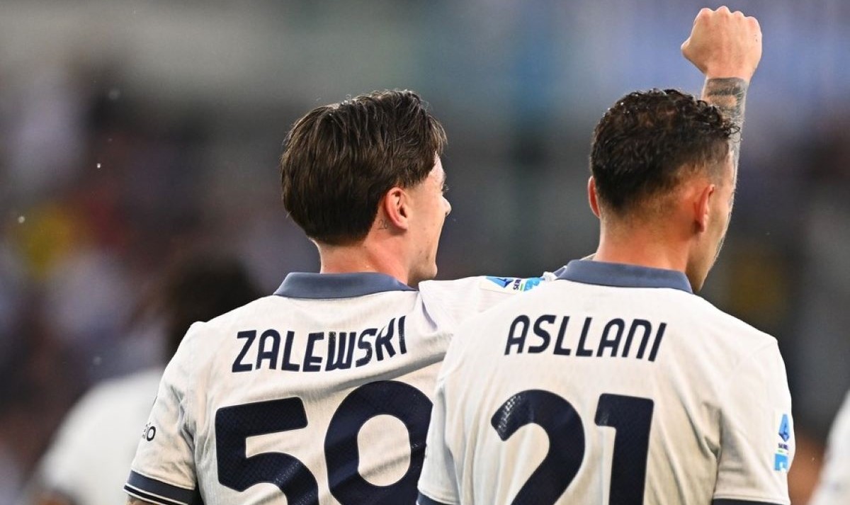 Jogadores do Inter Milão Asllani e Zalewski