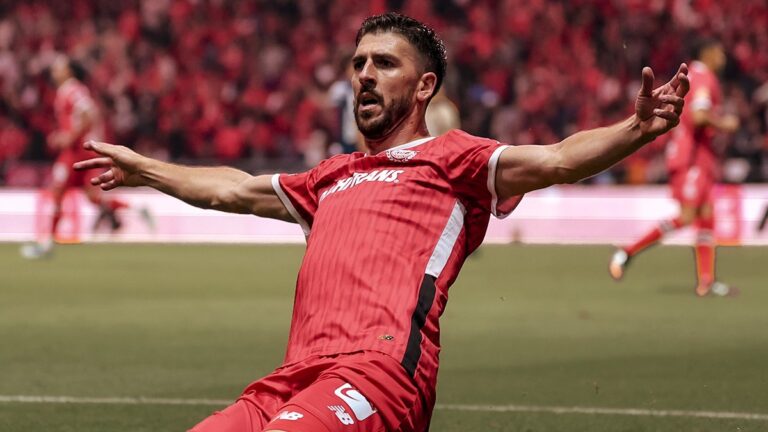 Paulinho eleito o melhor jogador da Liga Mexicana