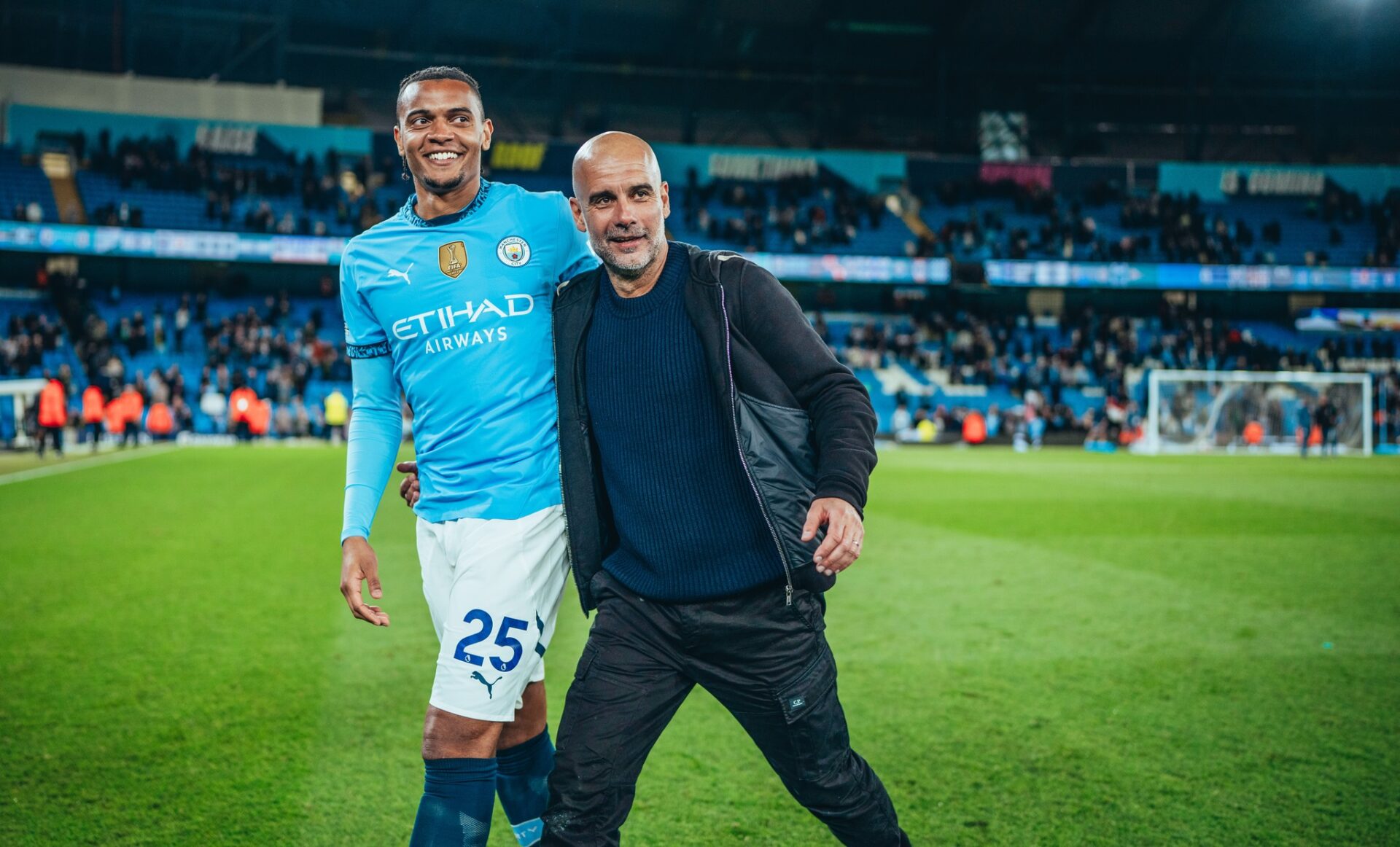 Pep Guardiola e jogador do Manchester City
