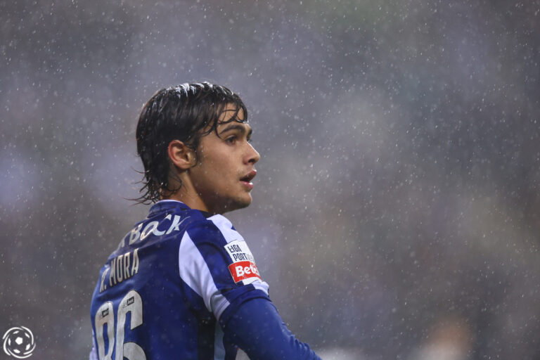 Rodrigo Mora observado por dois gigantes da Premier League