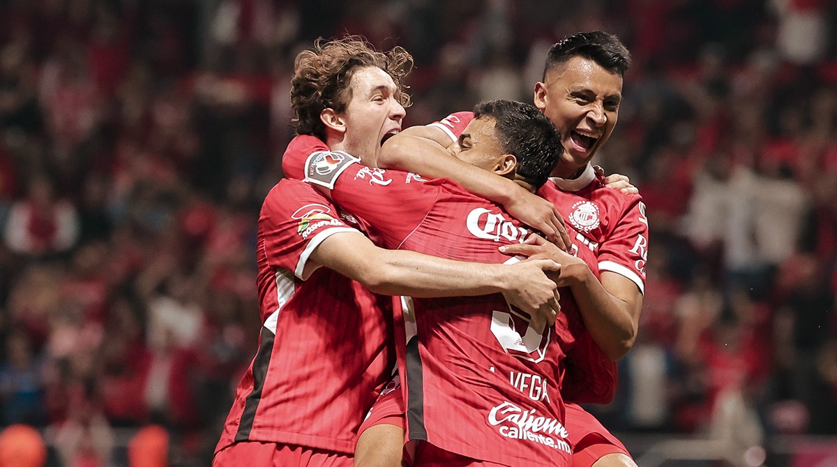 Jogadores do Tolua a celebrar