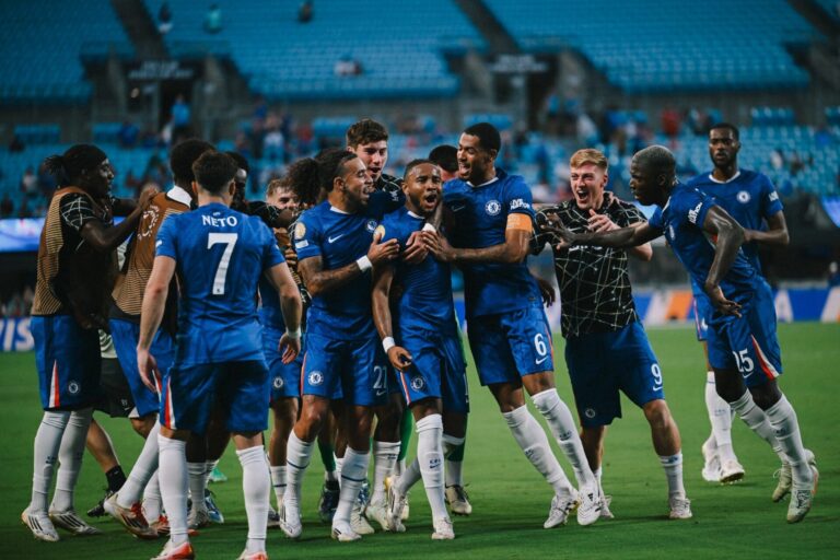 Chelsea multado em 30 milhões de euros pela UEFA