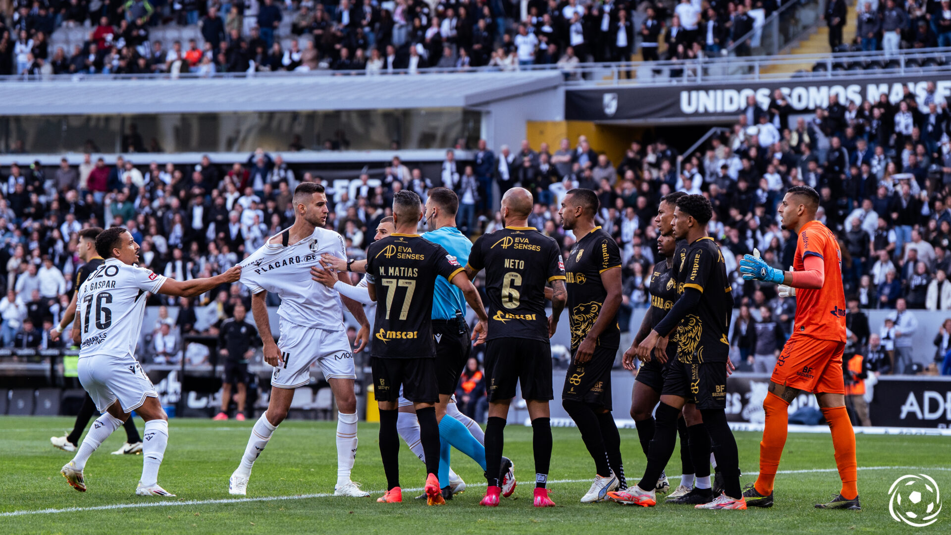 Jogadores do Farense e Toni Borevkovic do Vitória SC