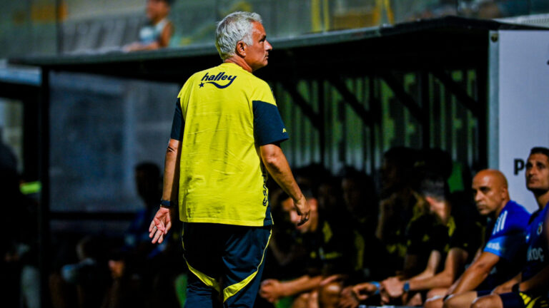 José Mourinho diz que treinou a melhor equipa de sempre da Premier League: «Não ganhámos a Champions League porque não havia tecnologia de linha de golo»