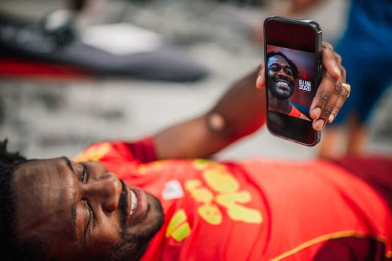 Ola Aina renova com o Nottingham Forest de Nuno Espírito Santo por três épocas