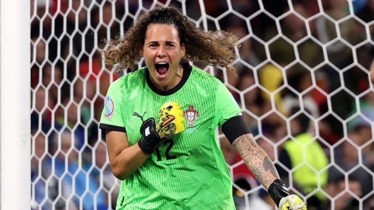 A festa de Patrícia Morais com os adeptos depois do empate entre Portugal e Itália