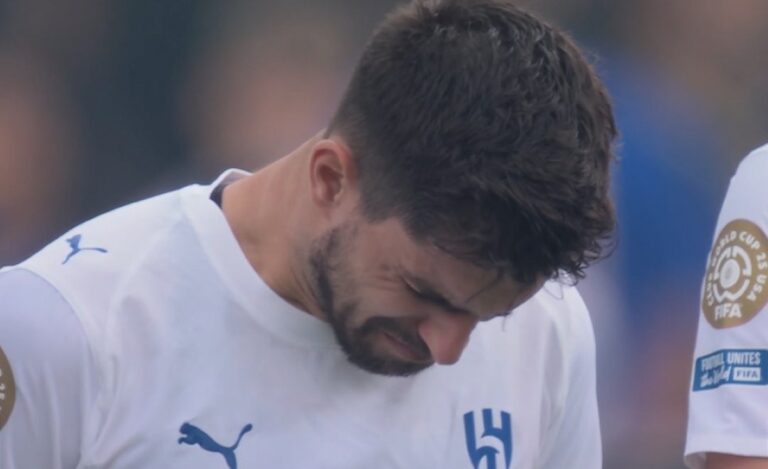 Rúben Neves e João Cancelo em lágrimas no minuto de silêncio por Diogo Jota e André Silva antes do Al Hilal x Fluminense