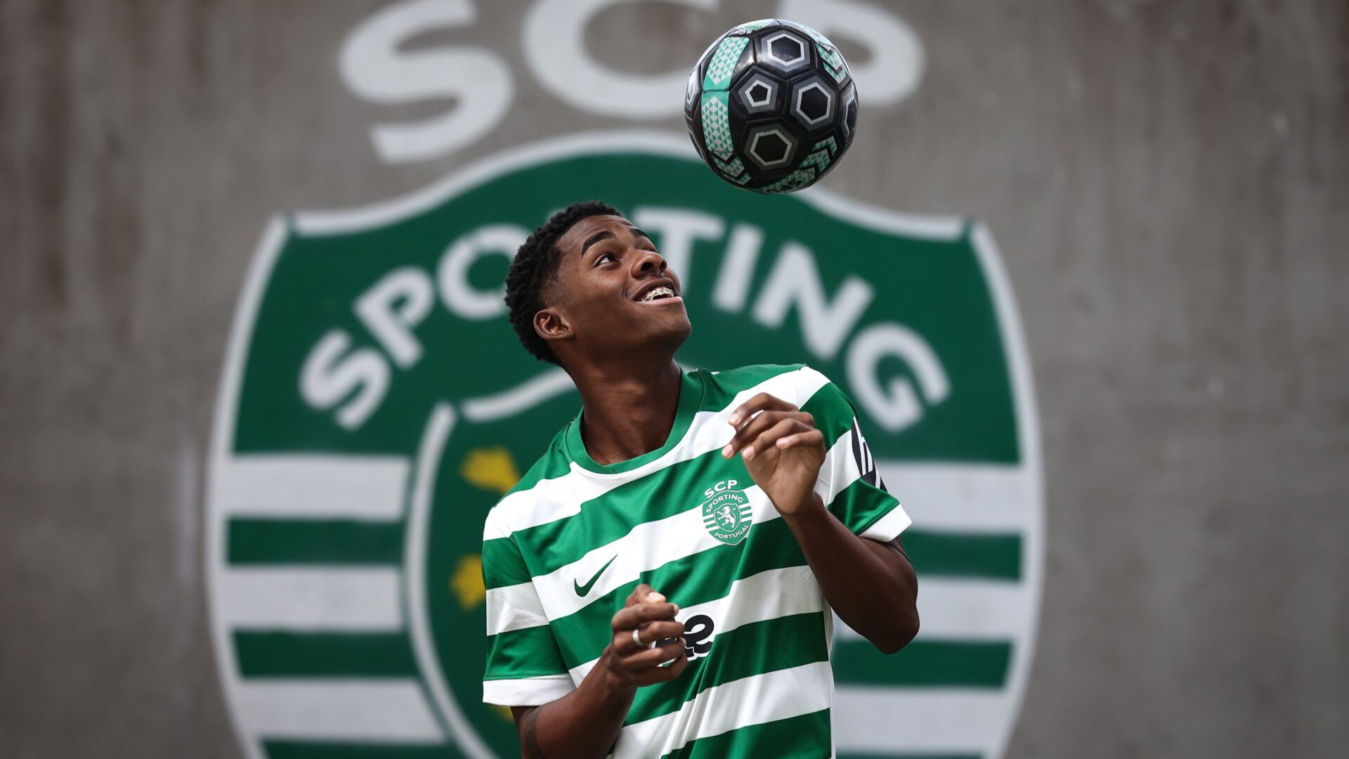 Victor Guzmán Sporting
